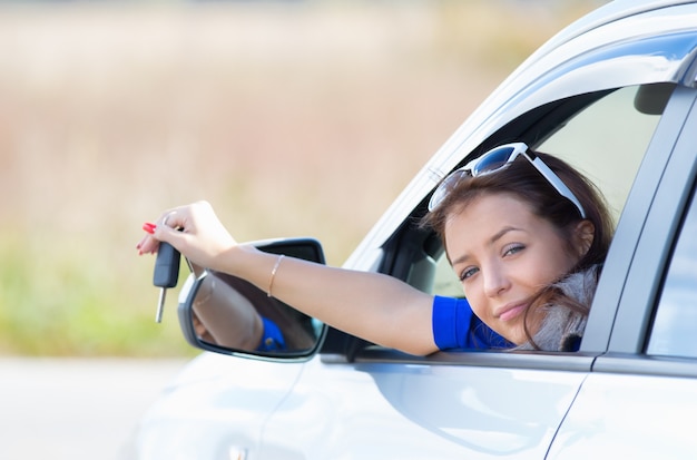 Mujer, en, un, coche, tenencia, llaves, en, mano