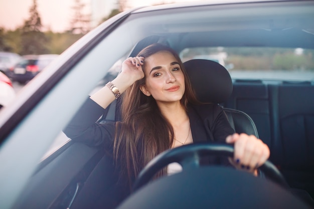 Foto mujer en coche