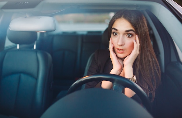 Mujer, en coche