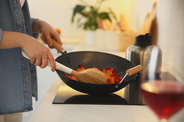 mujer, cocina, alimento, en, estufa, en, cocina, primer plano