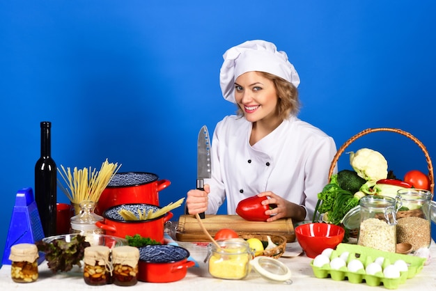 Mujer de cocina de alimentos saludables de dieta prepara platos