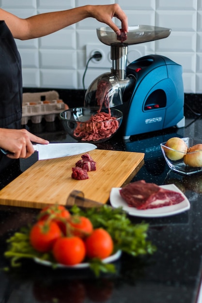 Mujer cocina carne picada