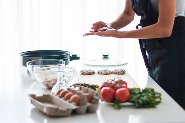 Foto mujer cocina carne picada