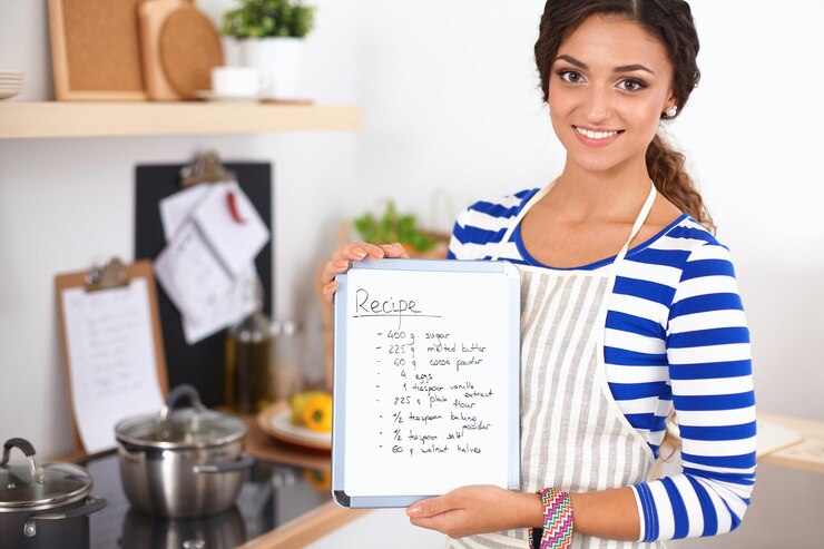 Foto mujer en la cocina en casa parada cerca del escritorio con carpeta