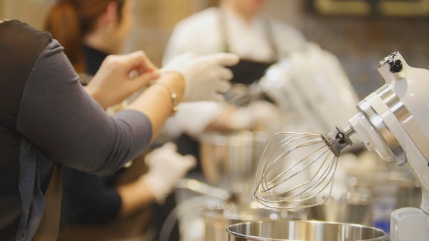 Mujer en la cocina cerca de batidora eléctrica lista para cocinar