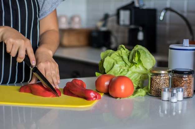 Foto mujer cocina en cocina