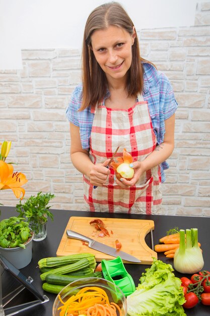 Foto mujer, en, cocina, cocina