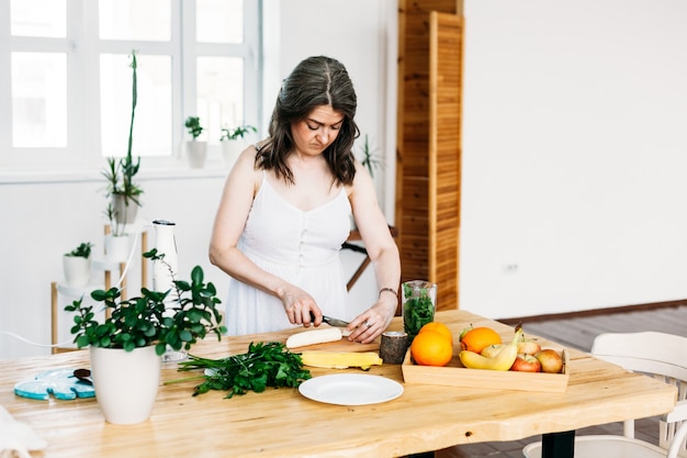 mujer cocina comida sana y saludable