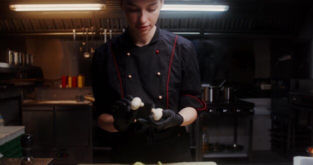 Una mujer en una cocina industrial