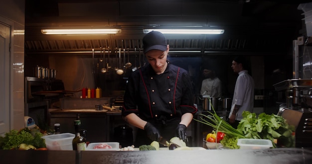 Una mujer en una cocina industrial