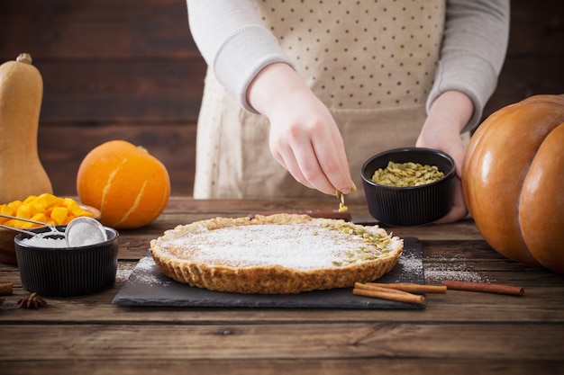 Mujer cocina pastel de calabaza