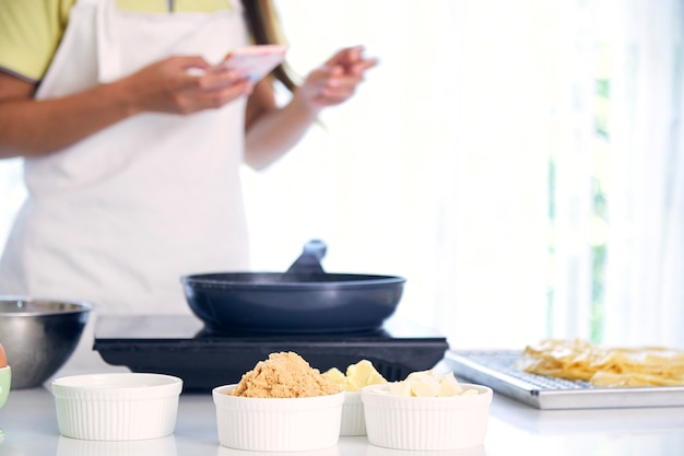 mujer cocinando en la cocina