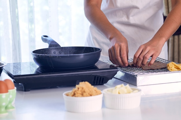 mujer cocinando en la cocina