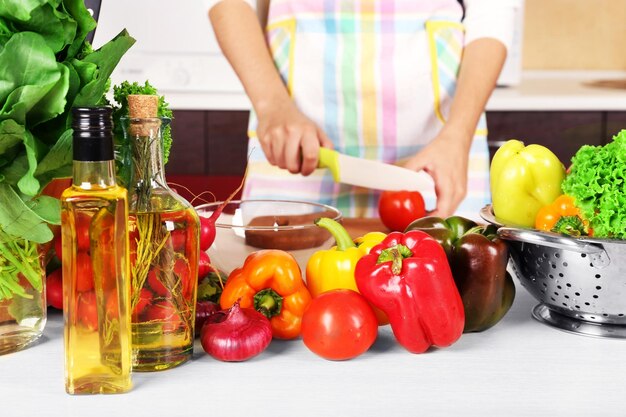 Foto mujer cocinando ensalada de verduras en la cocina