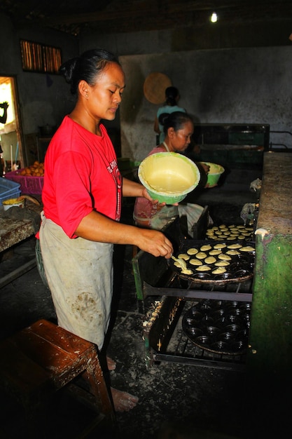 Mujer cocinando pastel con horno