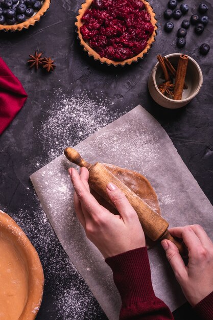 Mujer cocinando un pastel de Navidad con bayas