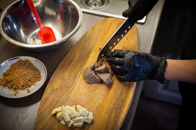 Mujer cocinando sabroso chocolate derretido en la mesa de la cocina Delicioso postre hecho de chocolate casero