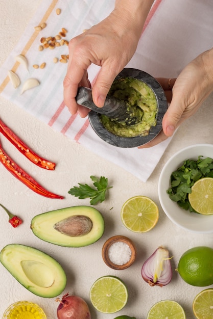 Mujer cocinando salsa guacamole mexicana