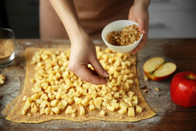 Mujer cocinando tarta de manzana