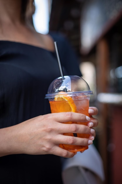 mujer con cóctel en café