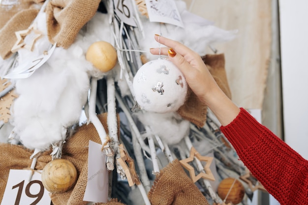 Mujer, colgar, mullido, chuchería, en, navidad, tre