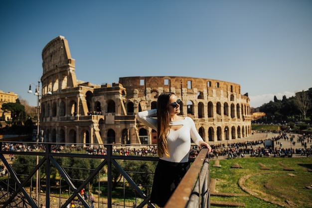 Mujer en el Coliseo, Roma, Italia.