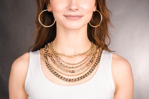 una mujer con un collar con una cadena de oro alrededor de su cuello