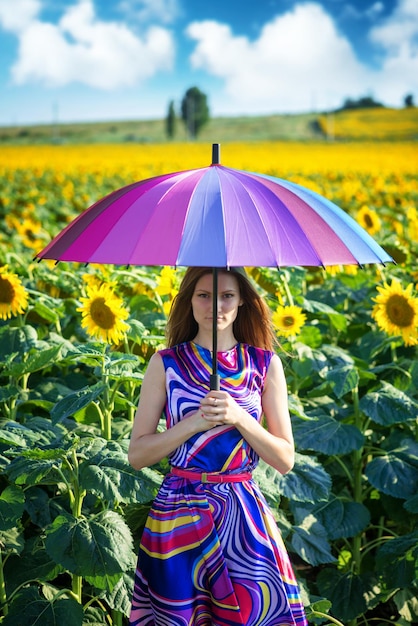 mujer, con, colorido, paraguas, en, el, girasol, campos