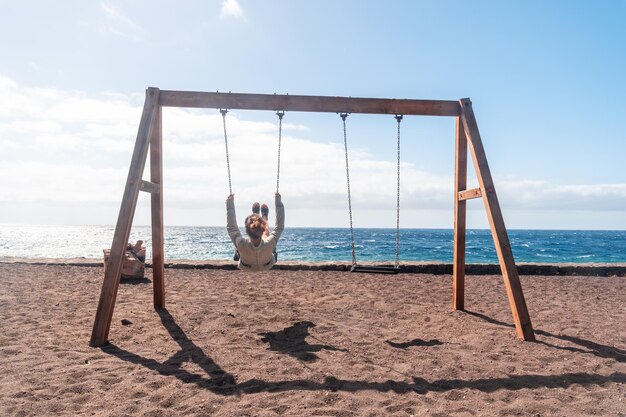 Una mujer columpiándose en un columpio en la playa de la isla de El Hierro Islas Canarias