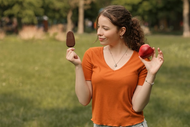 Mujer come helado y manzana