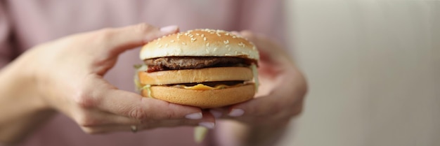 Mujer va a comer hamburguesa con queso