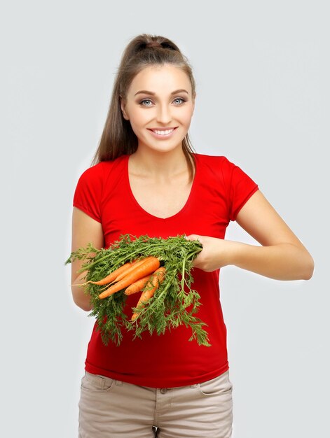 Foto mujer con comestibles de verduras