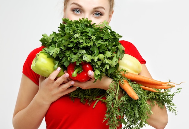 Mujer con comestibles de verduras