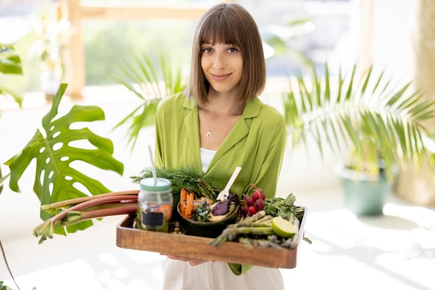 Mujer con comida saludable en el interior