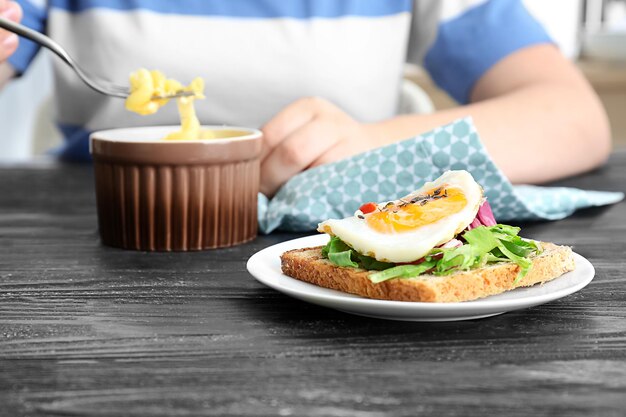 Mujer comiendo un almuerzo nutritivo en la cocina