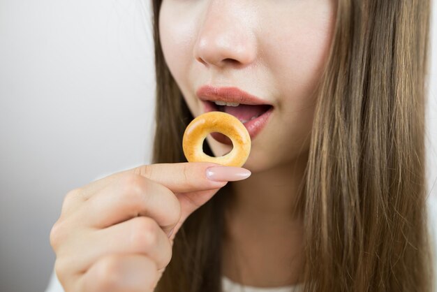 Mujer comiendo bagels