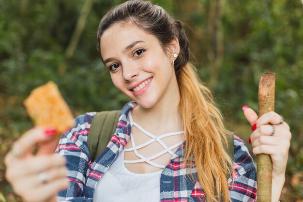 Foto mujer comiendo barra de cereal