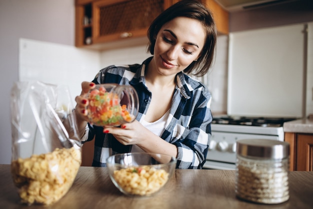 Mujer comiendo cereal