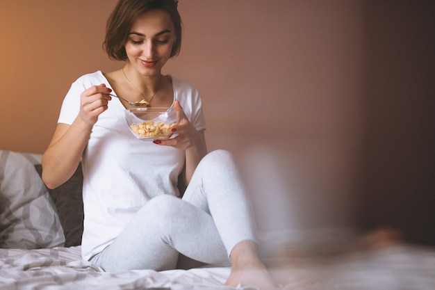 Mujer comiendo cereales