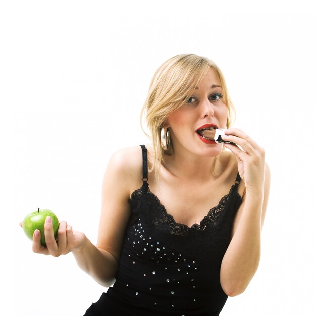 Mujer comiendo chocolate