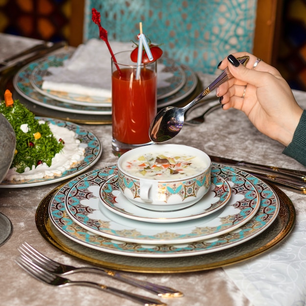 Mujer comiendo comida a base de yogur en el restaurante