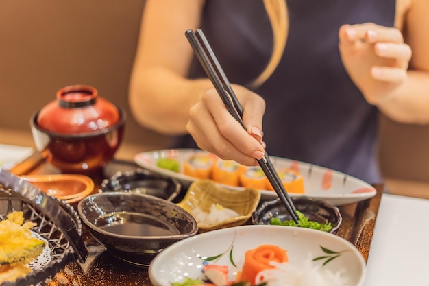 Mujer comiendo comida japonesa en un restaurante de comida japonesa