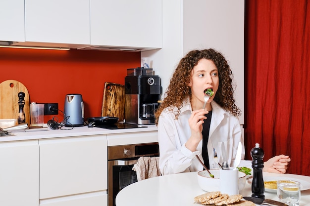 mujer comiendo comida sana