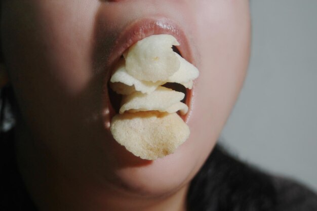 Mujer comiendo cornflakes crujientes Es una comida popular de la calle que es deliciosa