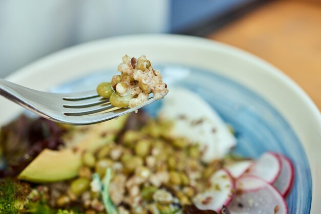 Mujer comiendo ensalada de brócoli y quinua comer concepto de estilo de vida de alimentos saludables