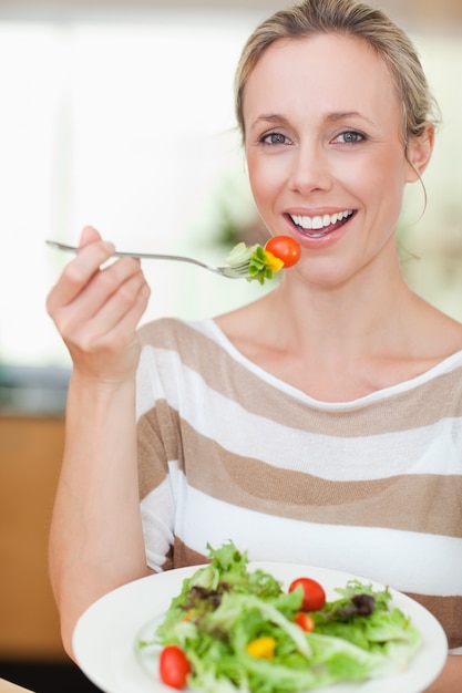 Mujer comiendo ensalada