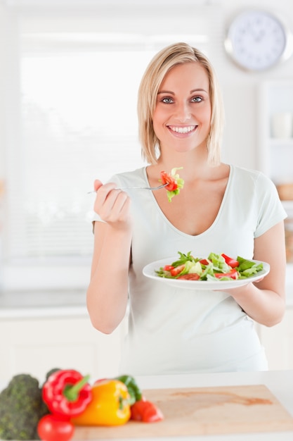 Mujer comiendo ensalada