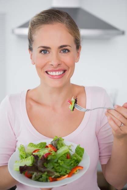 Mujer comiendo ensalada