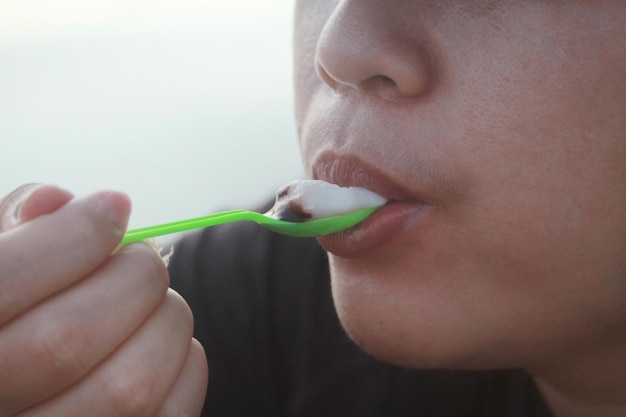 Mujer comiendo felizmente helado en vacaciones de verano fondo borroso