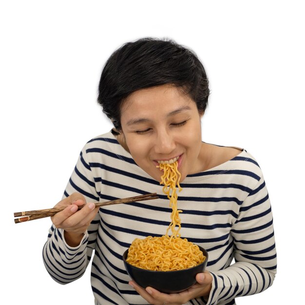 Foto mujer comiendo fideos contra un fondo blanco